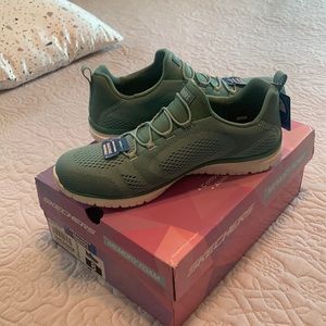 Women’s sketchers NWT Green size 8